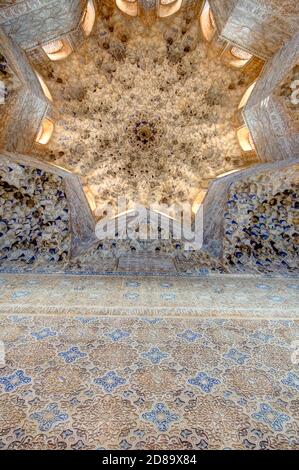 Détails intérieurs du palais de l'Alhambra, image HDR Banque D'Images