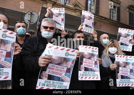 Bologne, Italie. 28 octobre 2020. BOLOGNA - Protesta demotazione gestori locali bar rivoranti contro nuovo DPCM che obbliga alla chiusura alle ore 18 sur la piazza Maggiore - foto Michele Nucci /LM crédit: Agence de photo indépendante/Alamy Live News Banque D'Images