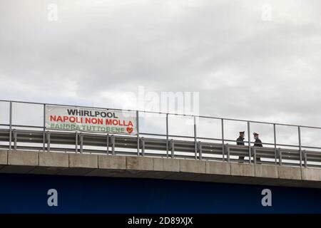 Naples, Naples, Italie. 28 octobre 2020. Foto Fabio Sasso/Lapresse.28/10/2020 Napoli, gli operai della Whirpool di ponticelli in vista della chiusura definitiva della fabbrica del 31 ottobre 2020 decidono di scendere in piazza e bloccare le autostrade crédit: Fabio Sasso/ZUMA Wire/Alay Live News Banque D'Images