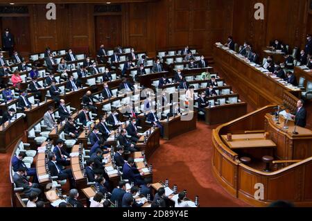 Tokyo, Japon. 28 octobre 2020. Yoshihide Suga lors d'une séance de questions sur le discours-programme du premier ministre lors d'une séance plénière à la Chambre basse du Parlement. Tokyo, 10/28/2020 | utilisation dans le monde crédit : dpa/Alamy Live News Banque D'Images