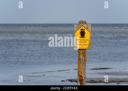 Prerow, Allemagne. 20 octobre 2020. Au port d'urgence Darßer Ort, un panneau indique le début de la zone centrale du parc national Vorpommersche Boddenlandschaft. Credit: Stephan Schulz/dpa-Zenralbild/ZB/dpa/Alay Live News Banque D'Images