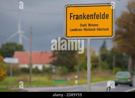 16 octobre 2020, Brandebourg, wriezen/OT Frankenfelde: Le panneau de la ville Frankenfelde sur la Wriezener Straße. Photo: Soeren Stache/dpa-Zentralbild/ZB Banque D'Images