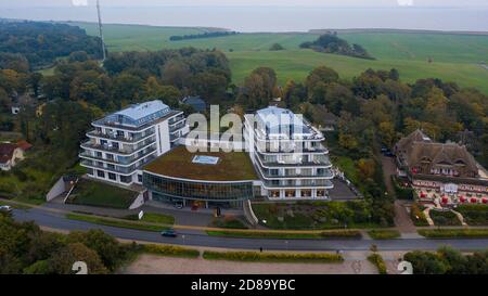 Ahrenshoop, Allemagne. 21 octobre 2020. Vue sur l'hôtel de bien-être le Grand sur la péninsule de Fischland-Darss-Zingst. L'hôtel est situé à seulement quelques mètres de la plage. Depuis la terrasse du toit, les touristes ont une vue fantastique sur la mer Baltique. (Tourné avec un drone) Credit: Stephan Schulz/dpa-Zentralbild/ZB/dpa/Alay Live News Banque D'Images