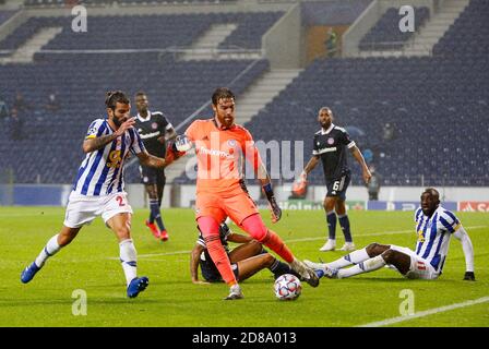 Sergio Oliveira de Porto en action avec le gardien de but de l'Olympiacos José sa pendant la Ligue des champions de l'UEFA, la scène du Groupe, le match de football du Groupe C entre C Banque D'Images