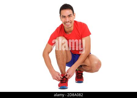 Portrait d'un homme asiatique d'âge moyen enfile les lacets de son chaussures de sport sur fond blanc Banque D'Images