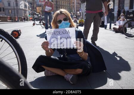 Rome, Italie. 28 octobre 2020. Manifestation devant le théâtre argentin de Rome organisée par un groupe d'acteurs, actrices, réalisateurs, du cinéma et du théâtre (photo de Matteo Nardone/Pacific Press) Credit: Pacific Press Media production Corp./Alay Live News Banque D'Images