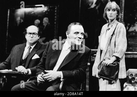 l-r: Olivier Pierre (Lord Silk), Anthony Hopkins (Lambert le Roux), Kate Buffery (Rebecca Foley) à PRAVDA écrit et réalisé par David Hare à l'Olivier Theatre, National Theatre (NT), Londres SE1 02/05/1985 Set design: Hayden Griffin costumes: Lindy Hemming Banque D'Images
