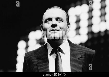 Anthony Hopkins (Lambert le Roux) à PRAVDA écrit et réalisé par David Hare à l'Olivier Theatre, National Theatre (NT), Londres SE1 02/05/1985 Set design: Hayden Griffin costumes: Lindy Hemming Banque D'Images