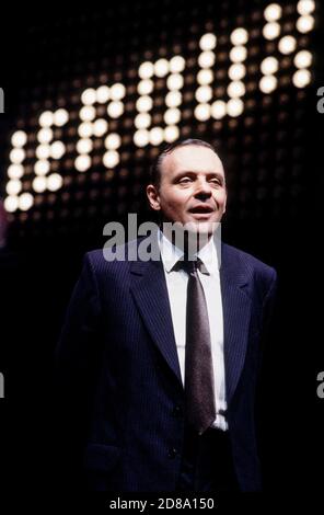 Anthony Hopkins (Lambert le Roux) à PRAVDA écrit et réalisé par David Hare à l'Olivier Theatre, National Theatre (NT), Londres SE1 02/05/1985 Set design: Hayden Griffin costumes: Lindy Hemming Banque D'Images