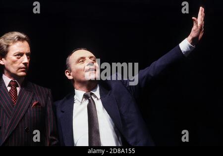 l-r: Peter Blythe (Michael Quince, MP), Anthony Hopkins (Lambert le Roux) à PRAVDA écrit et réalisé par David Hare à l'Olivier Theatre, National Theatre (NT), Londres SE1 02/05/1985 Set design: Hayden Griffin costumes: Lindy Hemming Banque D'Images