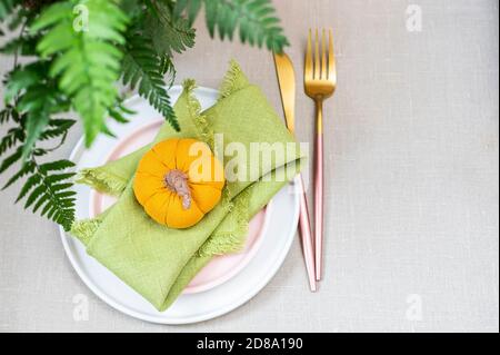 Table de Thanksgiving ou Halloween avec mini citrouille en lin fait main. Le concept de l'utilisation de matériaux naturels écologiques. Banque D'Images