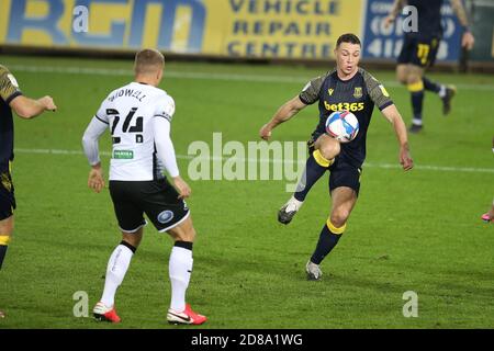 Swansea, Royaume-Uni. 27 octobre 2020. James Chester de Stoke City (r) en action. EFL Skybet Championship Match, Swansea City v Stoke City au Liberty Stadium de Swansea le mardi 27 octobre 2020. Cette image ne peut être utilisée qu'à des fins éditoriales. Utilisation éditoriale uniquement, licence requise pour une utilisation commerciale. Aucune utilisation dans les Paris, les jeux ou les publications d'un seul club/ligue/joueur. photo par Andrew Orchard/Andrew Orchard sports Photography/Alamy Live News crédit: Andrew Orchard sports Photography/Alamy Live News Banque D'Images