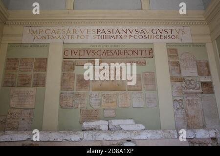 Brescia, Italie -26 juin 2019 : la collection d'inscriptions romaines insérées dans les murs reconstruits du parc archéologique de Brescia Romana de Brixia. Nu Banque D'Images