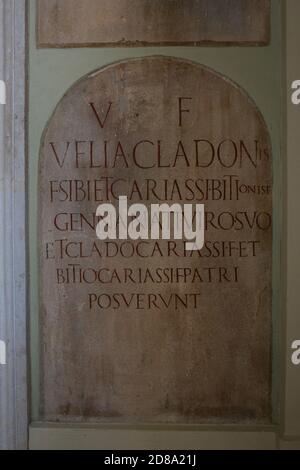 Brescia, Italie -26 juin 2019 : la collection d'inscriptions romaines insérées dans les murs reconstruits du parc archéologique de Brescia Romana de Brixia. Nu Banque D'Images