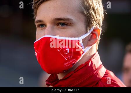 Moscou, Russie. 28 octobre 2020 UN partisan du parti communiste, portant un masque rouge avec l'écusson soviétique Komsomol, participe au rassemblement du Parti communiste sur la place Rouge pour marquer le 102e anniversaire de Komsomol, Ou encore la Ligue des jeunes communistes léninistes de toute l'Union, l'organisation de jeunesse communiste de l'époque soviétique, à Moscou, lors du roman coronavirus COVID-19 maladie en Russie Banque D'Images