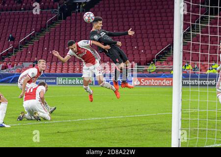 Noussair Mazraoui d'Ajax, Roberto Firmino du FC Liverpool lors de la Ligue des champions de l'UEFA, de la scène du Groupe, du match de football du Groupe D entre Ajax et Li C. Banque D'Images