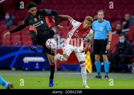 Joe Gomez du FC Liverpool, David NEREs d'Ajax lors de la Ligue des champions de l'UEFA, Group Stage, match de football du Groupe D entre Ajax et Liverpool sur O C. Banque D'Images