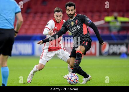 Nicolas Tagliafico d'Ajax, Mohamed Salah du FC Liverpool pendant la Ligue des champions de l'UEFA, la scène du Groupe, le match de football du Groupe D entre Ajax et Liv C Banque D'Images