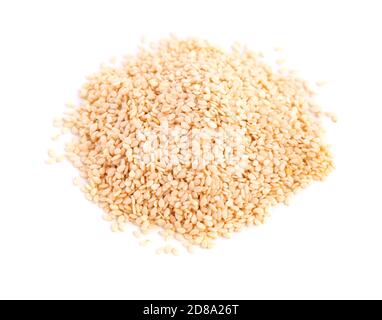 Graines de sésame isolées sur fond blanc. Graines de sésame sèches organiques. Banque D'Images