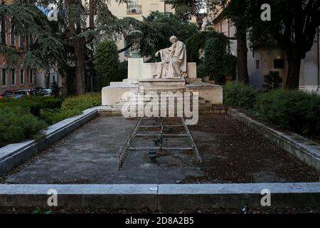 Italie, Brescia: Monument de Niccolo Fontana, Niccolo Tartaglia. Mathématicien italien. Auteur de la première traduction d'Euclid Elements (1543) dans Banque D'Images