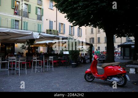 Brescia, Italie - 26 juillet 2019 : Vespa rouge sur les rues de Brescia Banque D'Images