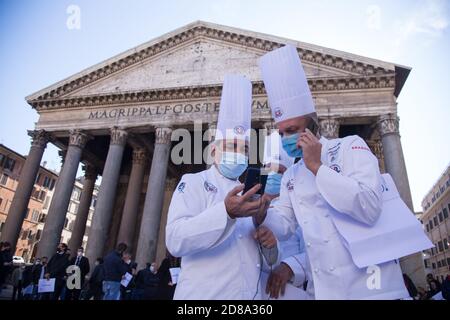 Rome, Italie. 28 octobre 2020. Manifestation devant le Panthéon à Rome, Italie organisée par les directeurs d'établissements publics appartenant à la Fédération italienne des boutiques publiques de la Confcommercio le 28 octobre 2020. (Photo de Matteo Nardone/Pacific Press/Sipa USA) crédit: SIPA USA/Alay Live News Banque D'Images