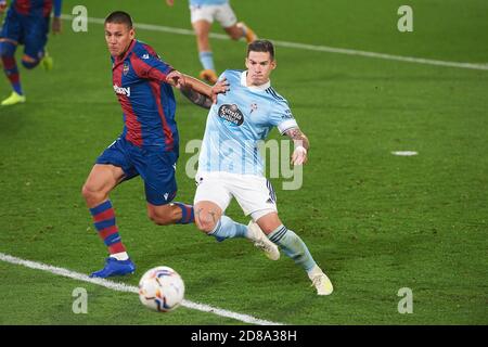 Ruben Duarte de Levante et Santi Mina de RC Celta De Vigo pendant le championnat d'Espagne la Liga football mach Entre Levante et Celta Vigo sur O C. Banque D'Images