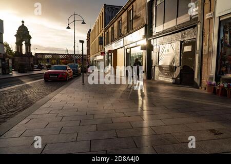 Coatbridge, North Lanarkshire, Écosse, Royaume-Uni. 28 octobre 2020. Vues sur le centre-ville de Coatbridge qui est une ville du nord du Lanarkshire qui pourrait être soumis à des critères de verrouillage de niveau 4 dans le cadre du nouveau système écossais de coronavirus GovernmentÕs pour contrôler la propagation du virus. Vue sur les magasins et les entreprises le long de main Street au crépuscule. Iain Masterton/Alay Live News Banque D'Images