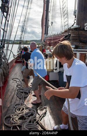 Christiansted, Sainte-Croix, Îles Vierges américaines-Mars 8,2020: L'historique Roseway Schooner avec les touristes aidant à élever les voiles sur Sainte-Croix Banque D'Images