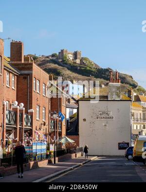 Vue de la vieille ville de Hastings vers l'East Hill Lift, station supérieure. Banque D'Images