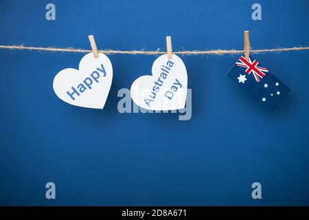 corde, épingles à linge et papiers en forme de coeur avec lettrage happy near australia day et drapeau sur bleu Banque D'Images