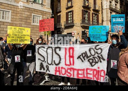 Barcelone, Espagne. 28 octobre 2020: Des manifestants tenant une bannière avec le slogan 'OS la Hosteleria' (SOS l'hospitalité) lors de la manifestation contre la fermeture des magasins parce que Covid-19 restrictions en Catalogne à la Plaza Sant Jaume le 28 octobre 2020 à Barcelone, Espagne. Crédit : Pablo Gandara/Alfa Images/Alay Live News Banque D'Images