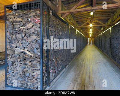 Grandes cages avec chaussures de victimes dans le camp allemand de concentration et d'extermination Majdanek. Lublin, Pologne Banque D'Images