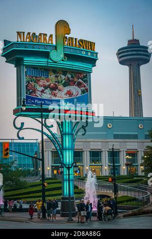 Niagara Falls (Ontario), Canada, le 2015 juillet - panneau d'affichage du complexe casino Fallsview avec tour Skyline en arrière-plan Banque D'Images