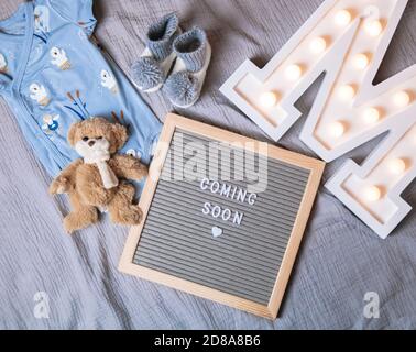 Panneau bientôt disponible. Affiche d'annonce de bébé sur fond gris. Concept bientôt disponible. Banque D'Images