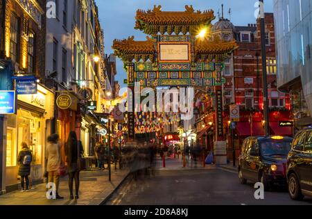 Porte traditionnelle de la ville de Chine le soir. Photo à exposition longue. Londres Banque D'Images