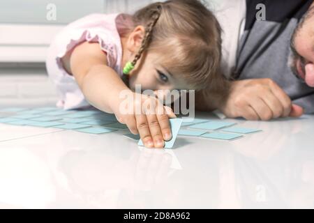 Cartes mémo pour le développement de la mémoire de la petite enfance/papa et peu la fille joue ensemble Banque D'Images