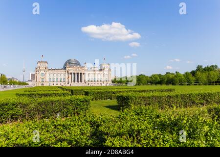 Bâtiment Reichstag, Berlin, Allemagne. Édifice historique construit pour abriter le régime impérial. Maintenant le Parlement allemand. Belle prise de vue par temps ensoleillé Banque D'Images