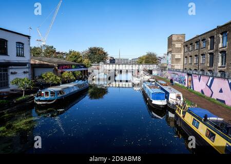 Bateaux sur le canal de navigation de Lea et la brasserie Crate à Hackney Wick, est de Londres, Royaume-Uni, Banque D'Images