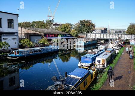 Bateaux sur le canal de navigation de la rivière Lea, Hackney Wick, est de Londres, Royaume-Uni, Banque D'Images