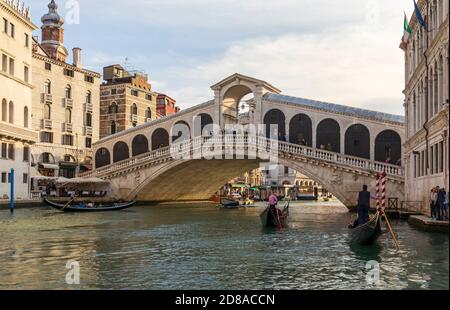 Télécabine sur le Grand Canal près du pont du Rialto à Venise, Italie Banque D'Images