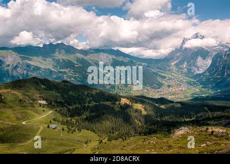 Vue panoramique sur le village alpin de Grindelwald, dans l'Oberland bernois, entouré de montagnes enneigées. Vue de la montagne Männlichen à summ Banque D'Images