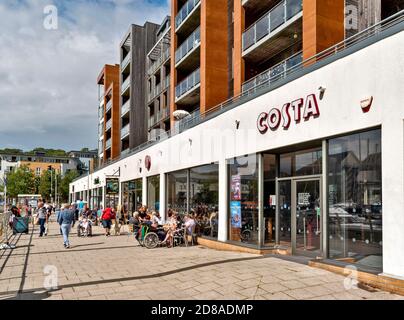 PORTISHEAD BRISTOL SOMERSET ANGLETERRE COSTA COFFEE HOUSE SUR PORTISHEAD QUAYS PORT DE PLAISANCE Banque D'Images
