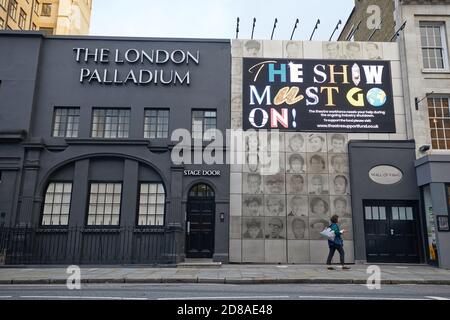 Londres, Royaume-Uni. - 23 octobre 2020 : un panneau d'affichage électronique à l'arrière du London Palladium annonçant le fonds de soutien au théâtre pour aider l'industrie à supporter la pandémie du coronavirus. Banque D'Images