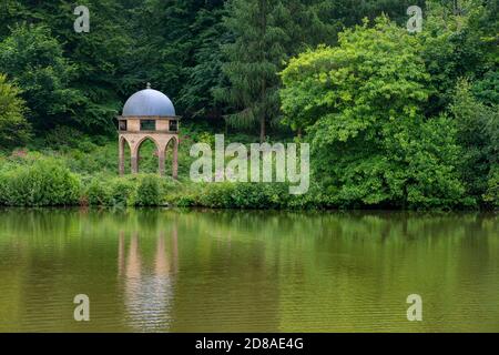 Le Temple à l'étang de Benbow, parc Cowdray, Midhurst, West Sussex, Angleterre, RU, FR Banque D'Images