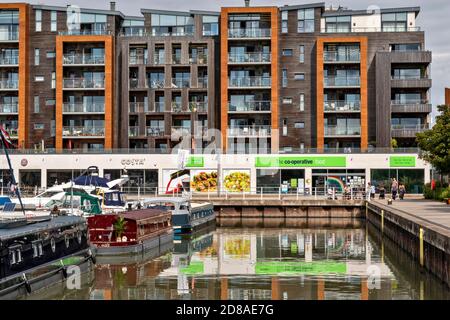 PORTISHEAD BRISTOL SOMERSET ENGLAND LE MAGASIN D'ALIMENTATION COOPÉRATIF DE PORTISHEAD MARINA DE QUAYS Banque D'Images