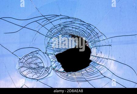 Vue en gros plan du panneau en verre cassé fissuré et cassé Banque D'Images