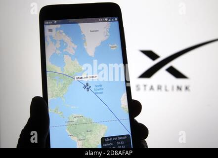 Ukraine. 28 octobre 2020. Une image de suivi satellite s'affiche sur un smartphone avec un logo Starlink en arrière-plan. Crédit : SOPA Images Limited/Alamy Live News Banque D'Images