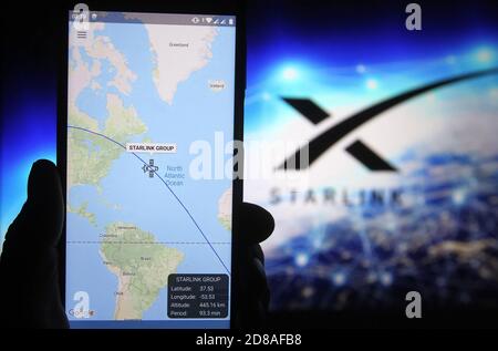 Ukraine. 28 octobre 2020. Une image de suivi satellite s'affiche sur un smartphone avec un logo Starlink en arrière-plan. Crédit : SOPA Images Limited/Alamy Live News Banque D'Images