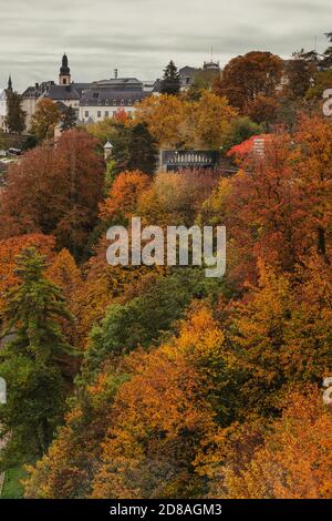 Le beau quartier de Pfaffenthal à Luxembourg en automne Banque D'Images